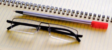 Günlüğü bir planlayıcısı, bir kalem ve tablo closeup gözlük açın