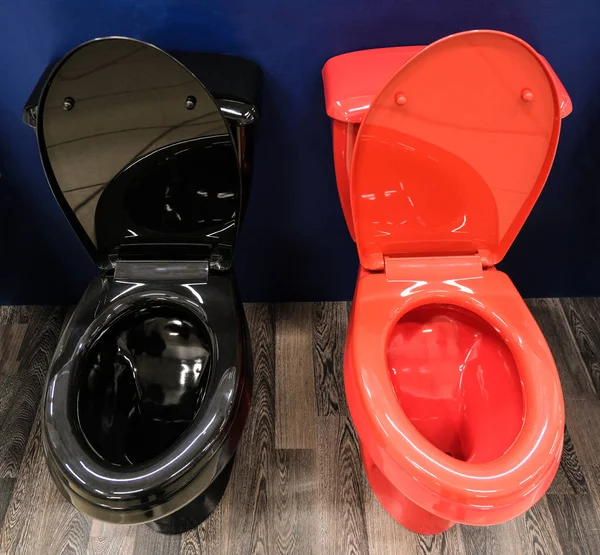 Tuvalet Koltuk Siyah Kırmızı Tasarım Tuvalet Seat Yükseltilmiş Kapak — Stok fotoğraf