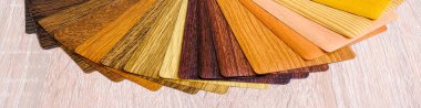 Laminasyon örnekleri. Laminasyon yapımında kullanılan ahşap ve plastik ürünleri için ahşap arka plan üzerinde.