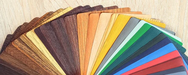 Campioni di laminazione. Su uno sfondo di legno per la laminazione di tutti i prodotti in legno e plastica utilizzati nella costruzione . — Foto Stock