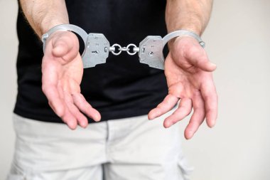 Polis istasyonundaki adama. Kelepçe gözaltına adam bilek üzerinde.