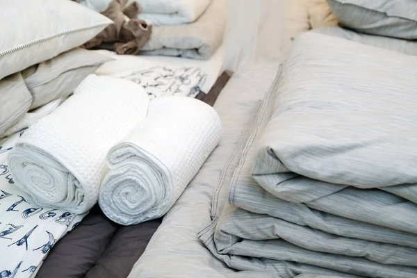 Sengetøy og håndklær på hotellet. Rent håndkle på sengen på det moderne soverommet. . – stockfoto