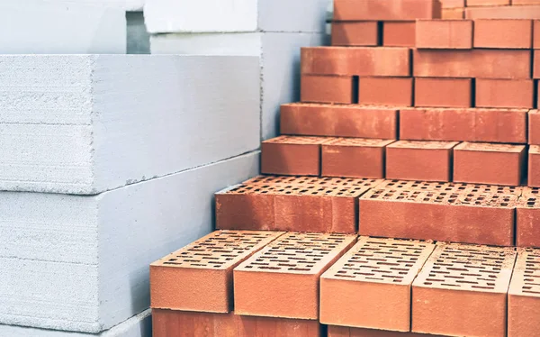 Ziegel und Porenbeton-Blöcke. weißer leichter Betonblock. roter Ziegel. Baumaterial. — Stockfoto