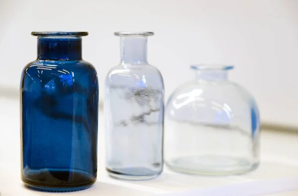 Lékařské láhve pro chemii. Laboratorní sklo pro farmaceutický průmysl. — Stock fotografie