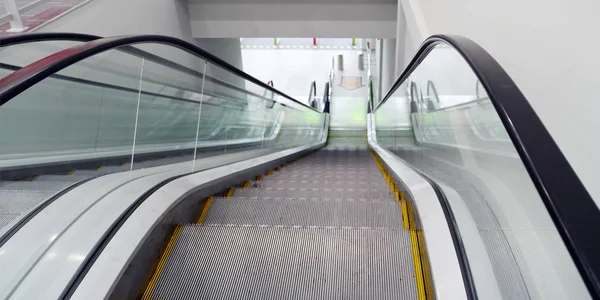 Σύγχρονες πολυτελείς κυλιόμενες σκάλες με σκάλα στο αεροδρόμιο — Φωτογραφία Αρχείου