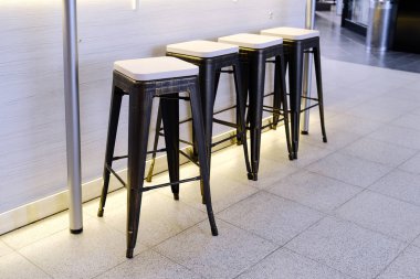 Cafe Koltukları. yüksek sandalye. müşteriler bekliyor.