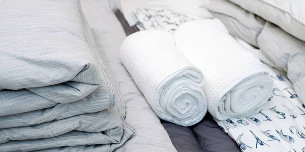 Sengetøy og håndklær på hotellet. Rent håndkle på sengen på det moderne soverommet. . – stockfoto