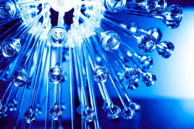 Mavi donmuş damla, cam. Arka cam arka plan. Doku. Arka ışık.