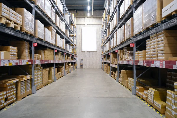 Almacén-tienda. El interior del almacén. Los estantes en varias filas . — Foto de Stock