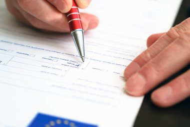 Schengen Vizesi, soru formu. El ile bir Anketi tamamladıktan kalem.