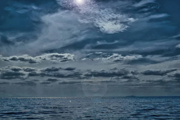 Cielo gris oscuro con nubes, aplicando ilusión de filtro de mal tiempo . — Foto de Stock