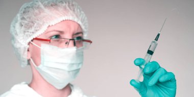 Doktor virüsü hastaya aşı koyar. Salgın koruma. Koruyucu maske yüzünde. Gözlük. Koruyucu elbise.