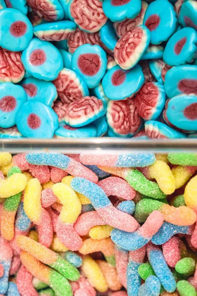 Kleurrijke heldere snoep, kinder vreugde. De samenstelling van een verscheidenheid van chocolade gewichtspercentage in trays. — Stockfoto