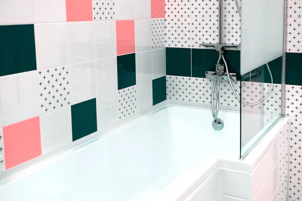 Πλύνετε νιπτήρα σύγχρονο νεροχύτη στο μπάνιο. Μείκτης νερού επιχρωμιωμένη. Τον καθρέφτη πάνω από το νεροχύτη — Φωτογραφία Αρχείου