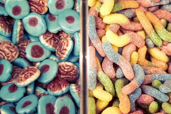 Színes világos édességet, a gyerekek örömét. Csokoládé tömeg tálcákon különböző összetétele. — Stock Fotó