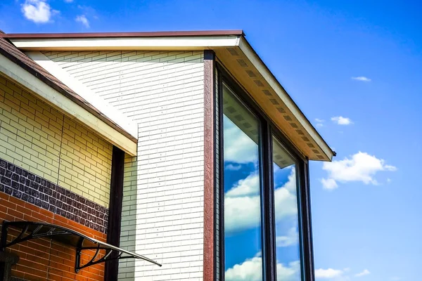 Stuga med stora panoramafönster. Glasering av fasaden på huset. — Stockfoto