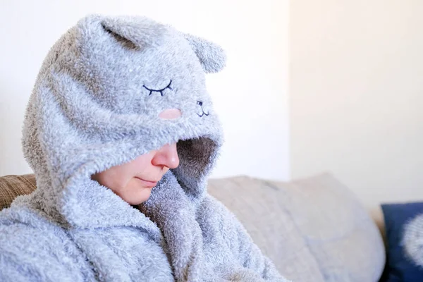 Stres depresyon. Duygu üzüntü. Yakın çekim gergin endişeli bir ifade ile üzgün bir genç güzel kadın portresi, başını bir bornoz bakıyordu kapalı.