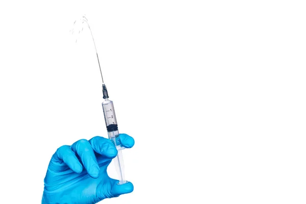 Medical syringe in the doctor's hand. Gloved hand. Isolated on white background. — Stock Photo, Image