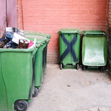 Çöp kabı. Ağzına kadar dolu. Çevre kirliliği. Ekolojik kirlilik. Ekoloji sorunu.