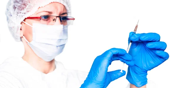 Lékař klade vakcína k pacientovi z viru. Ochrana před epidemií. Na přední straně ochrannou masku. Brýle. Ochranný oblek. — Stock fotografie