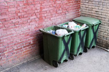 Çöp kabı. Ağzına kadar dolu. Çevre kirliliği. Ekolojik kirlilik. Ekoloji sorunu.