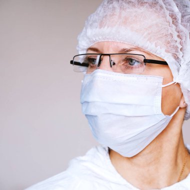 Laborant, doktor. Kavanoz analiz için. Koruyucu maske yüzünde. Gözlük. Koruyucu elbise.