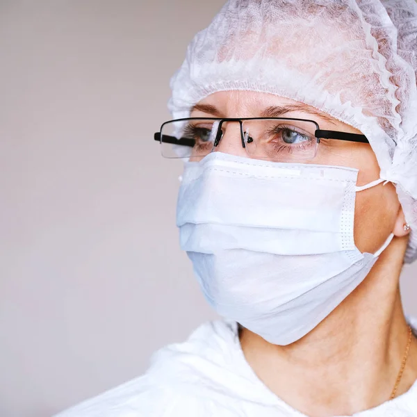 Lab technicus, medic. Pot voor analyse. Op het eerste gezicht een beschermend masker. Bril. Beschermend pak. — Stockfoto