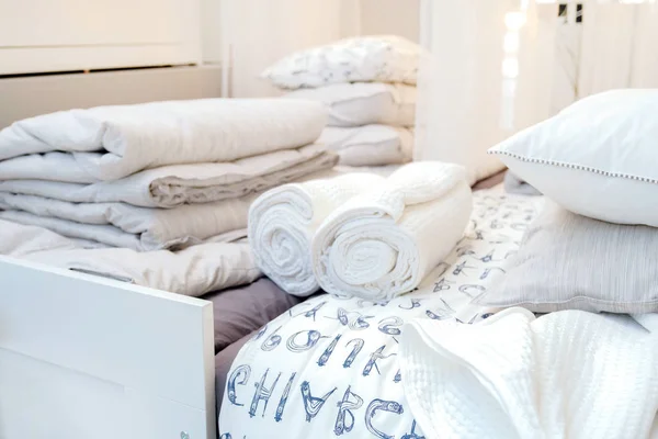 Bed linen and towels at the hotel. Clean towel on bed in modern interior bedroom. — Stock Photo, Image