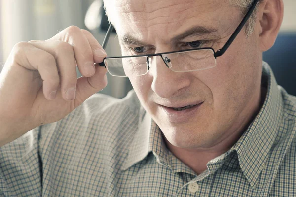 Gözlüklü adam depresyondan muzdarip. Özel hayatında ve işte sorunlar. Stres ve depresyon. Migren stresin bir sonucudur. Hayal kırıklığı.