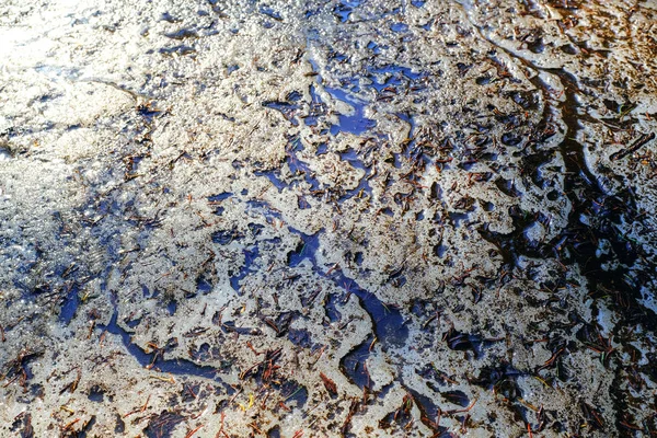 Permafrost. Eisschmelze in der Arktis im Frühjahr. Schmutziges Eis. Umweltverschmutzung. — Stockfoto