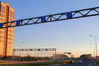 Gün batımında şehir manzarası. St. Petersburg çevre yolu.