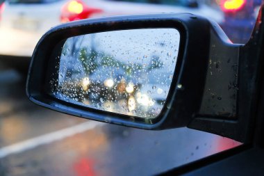 Araba camına su damlaları veya yağmur damlaları. Bulanık arka plan. Kanad. Araba aynası.