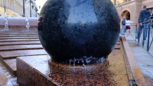 Bola Piedra Lisa Como Encuentra Superficie Del Agua Enorme Bloque — Vídeo de stock