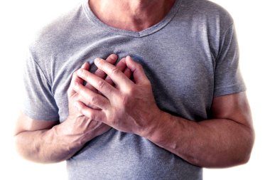Genç adam göğüs ağrısı çekiyor. Göğüs spazmı, anjina pektoris. Kalp krizi.