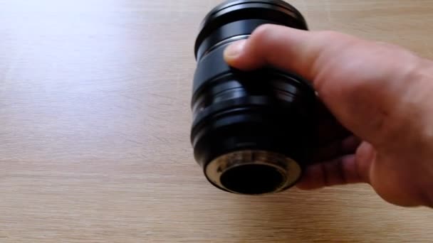 清洁摄像机光学元件 使用刷子和空气梨进行清洁的配件 用于照片和摄像机的镜头 — 图库视频影像