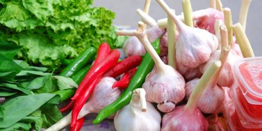 Doğu Çarşısı, maydanoz, biber. Sarımsak, acı sos, turp.