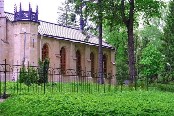 Tempel i den djupa skogen. Solnedgång i skogen. Skogens natur. Fantastisk utsikt över naturen. Utsikt bakom träden. Resa i naturen, äventyr. — Stockfoto