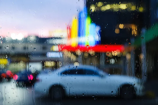 Парковка в аэропорту. Вид на автомобили на парковке через дождь. Темы погоды и задержки или отмены рейса . — стоковое фото