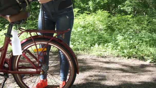 Preparando Bicicleta Para Longa Estrada Embalagem Compacta Saco Viagem Bicicleta — Vídeo de Stock