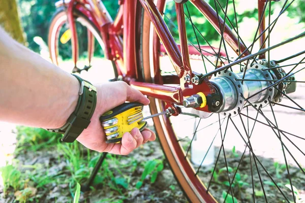 Naprawa i konserwacja rowerów w warunkach drogowych. Napraw uniwersalny zestaw kluczy. — Zdjęcie stockowe