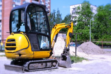 Traktör bir hendek kazıyor. Boru molası. Acil Onarım.