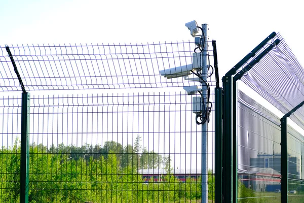 Área protegida. Câmaras de vigilância para vigilância. Imagens do CCTV da nossa propriedade. Cercas . — Fotografia de Stock