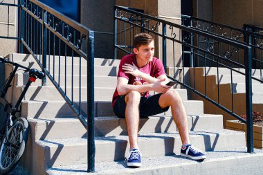 Adam bisikleti indirdi. Evin merdivenlerinde dinleniyorum. İyi bir ruh hali içinde Gülümsüyor.