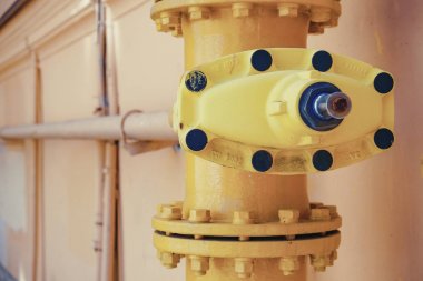Tüpün gaz kapağı. Toprağa yerleştirilen uzun bir gaz borusunun üzerine dönen bir toz kapağı ve havalandırma.