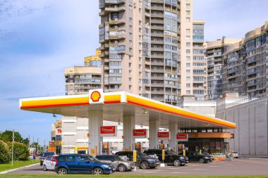Cam cepheli modern çok katlı bir binanın arka planında shell benzin istasyonu. St.Petersburg'da. Rusya. 06.13.2019
