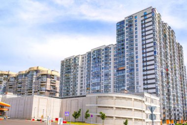 Cam cepheli modern çok katlı bir binanın arka planında shell benzin istasyonu. St.Petersburg'da. Rusya. 06.13.2019