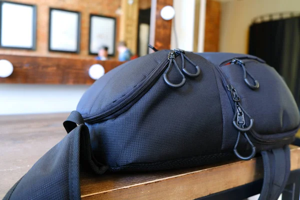 写真家のバッグは楽屋のテーブルの上に置き去りにされている。バッグの中の写真家の機器. — ストック写真