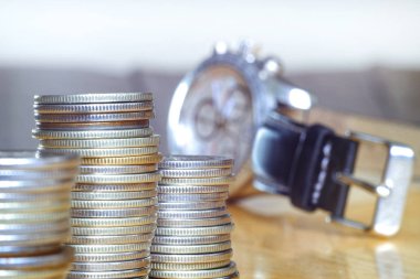 Zaman kavramı paradır. Busines saat önünde Para
