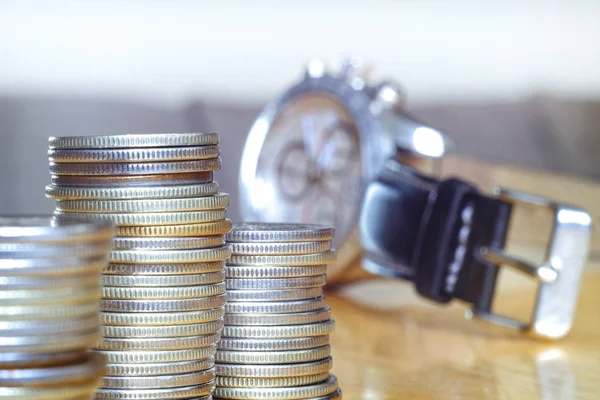 Η έννοια του χρόνου είναι τα χρήματα. Χρήματα μπροστά από το ρολόι στο Busines — Φωτογραφία Αρχείου