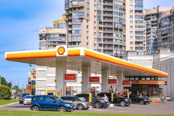 Shell benzinkút a háttérben egy modern többszintes épületben, üveghomlokzattal. Saint-Petersburg. Oroszország. 06.13.2019 — Stock Fotó